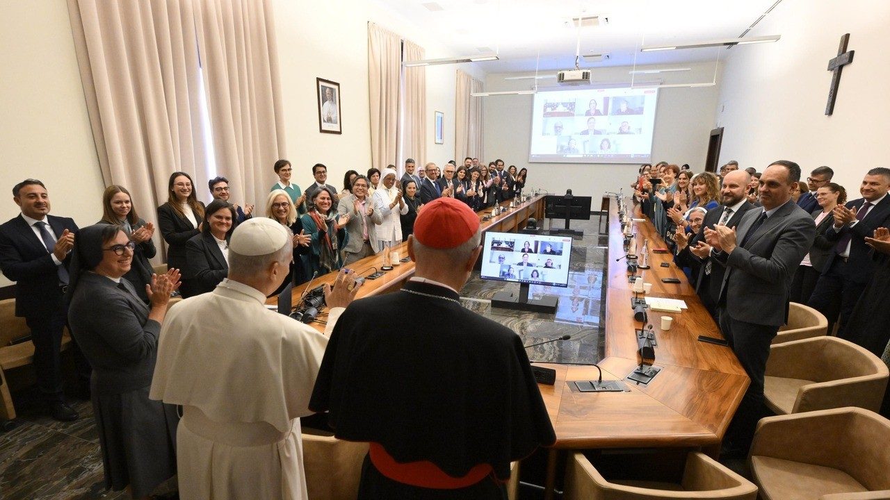 Papa visita Dicastério para o Desenvolvimento Humano Integral: avante na missão